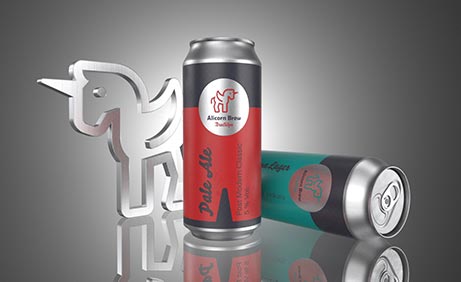 Das Logo der Marke Alicorn Brew als dreidimensionales Objekt neben zwei Bierdosen