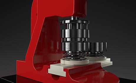 Nahaufnahme des Stanztisches der rot lackierten Button Maschine
